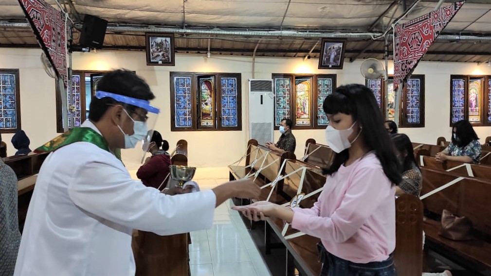 Natasha Misa pertama setelah Komuni Pertama